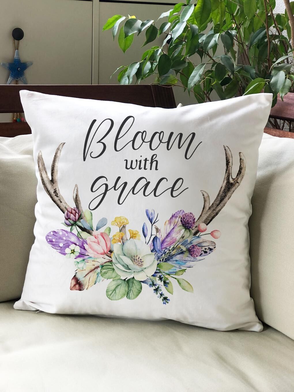 Beyaz Kadife Doku Çift Taraf Baskılı Bahar Desenleri 43x43 cm Tekli Kırlent Kılıfı