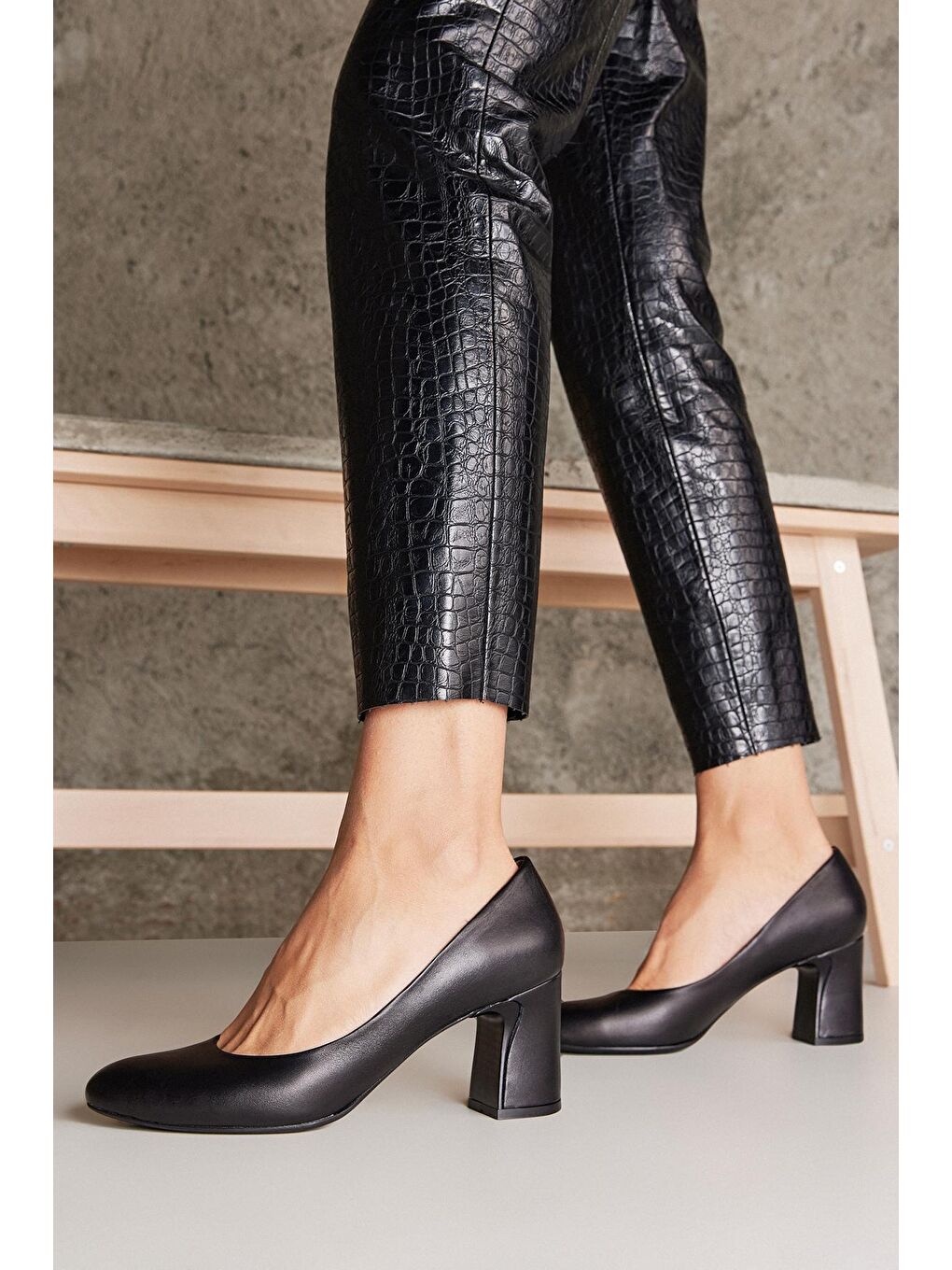 Kadın Hakiki Deri Topuklu Ayakkabı 1331003Z1455 Siyah-1