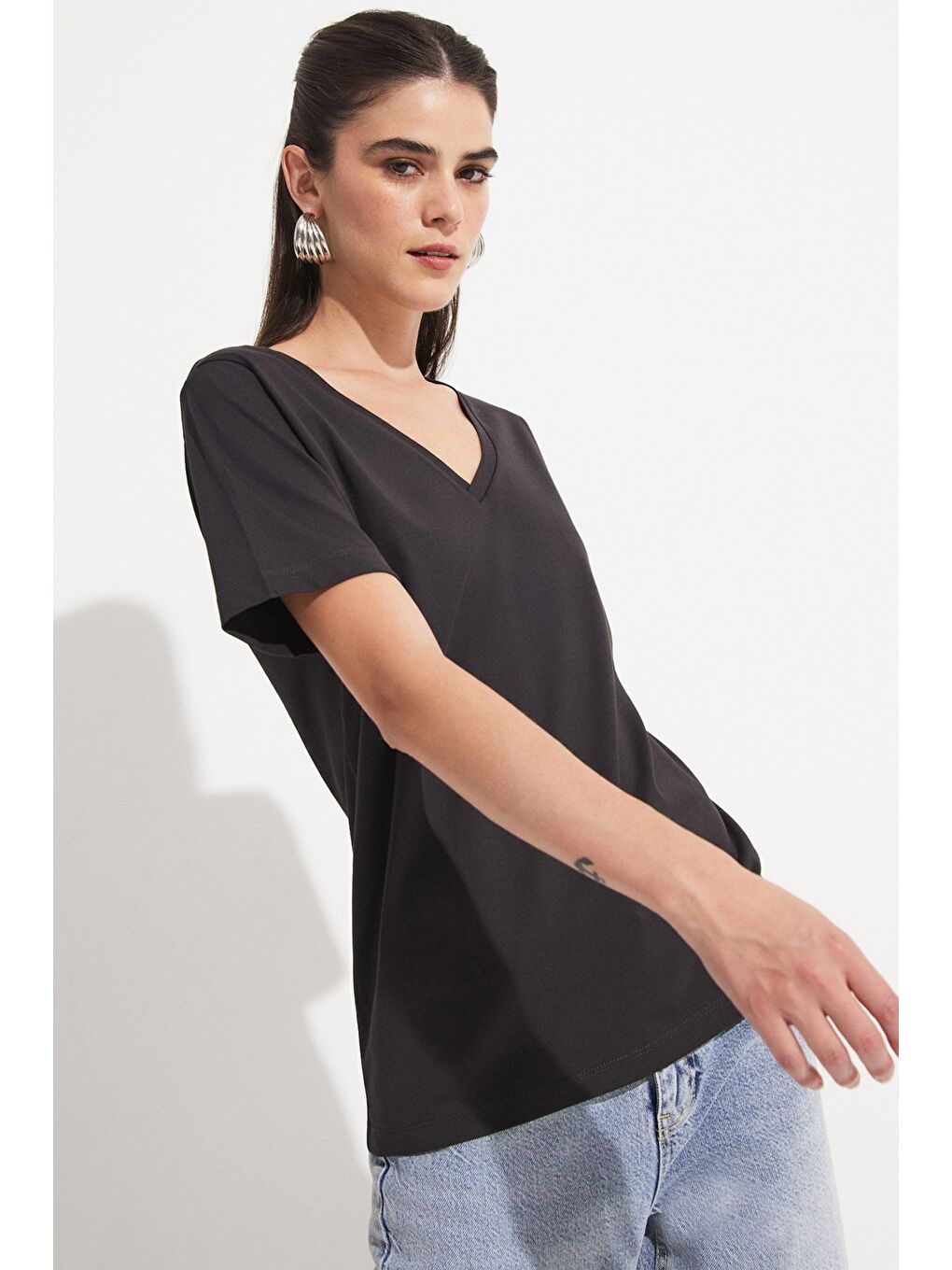 Antrasit V Yaka %100 Pamuk Basic Tişört-1