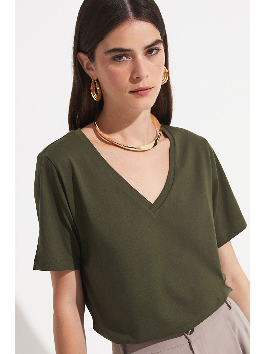 Haki V Yaka %100 Pamuk Basic Tişört-3