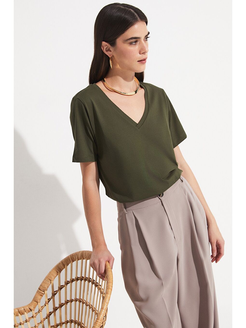 Haki V Yaka %100 Pamuk Basic Tişört-4