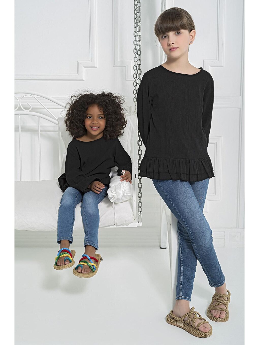 Eteği  Fır Fırlı Sırtı Düğmeli Siyah Bluz