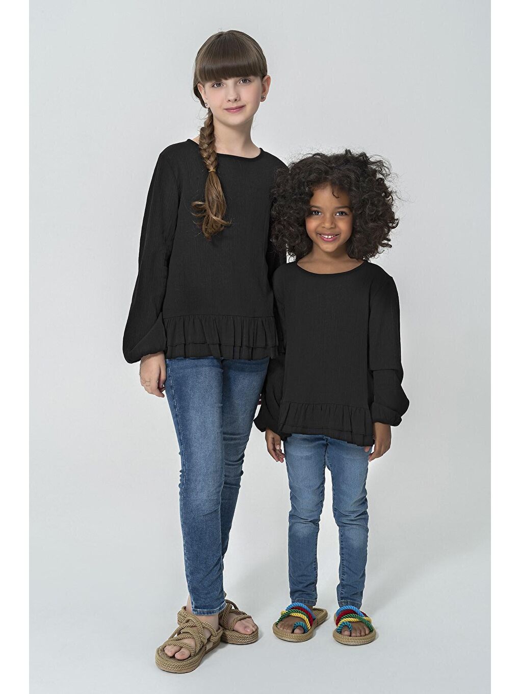 Eteği  Fır Fırlı Sırtı Düğmeli Siyah Bluz-1