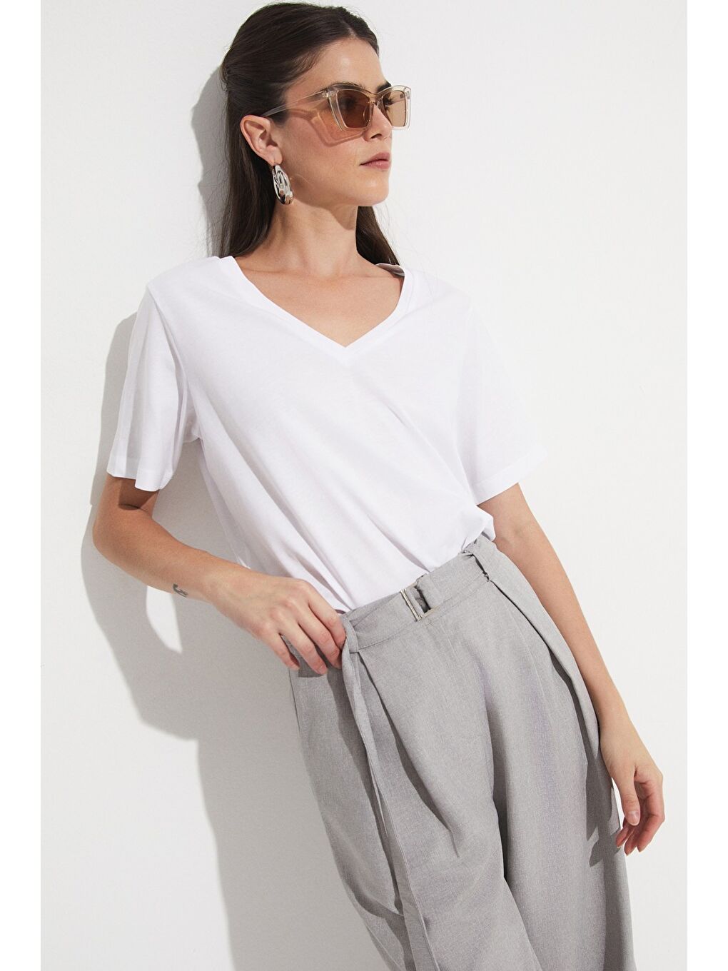 Beyaz V Yaka %100 Pamuk Basic Tişört-1