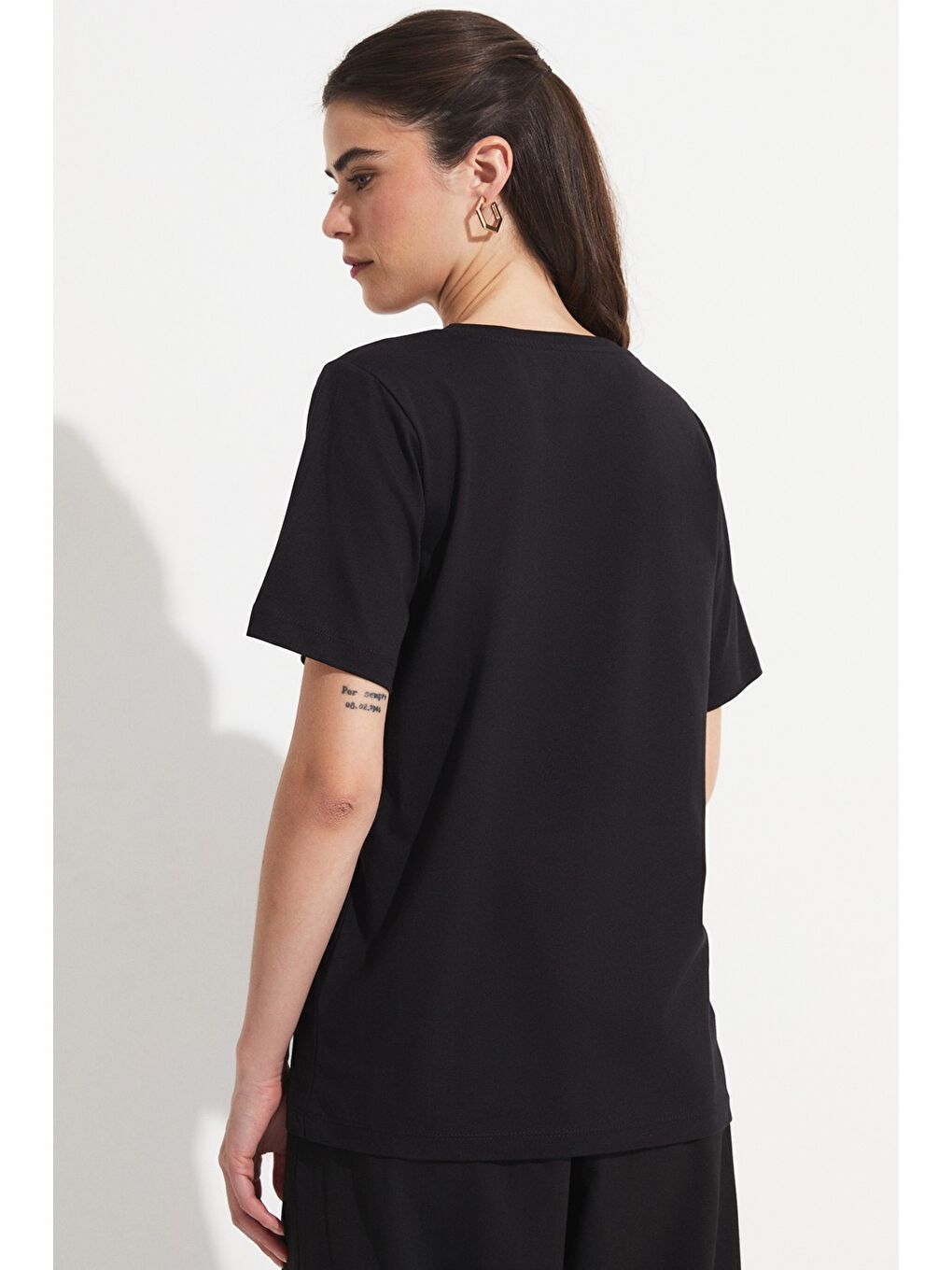 Siyah V Yaka %100 Pamuk Basic Tişört-1