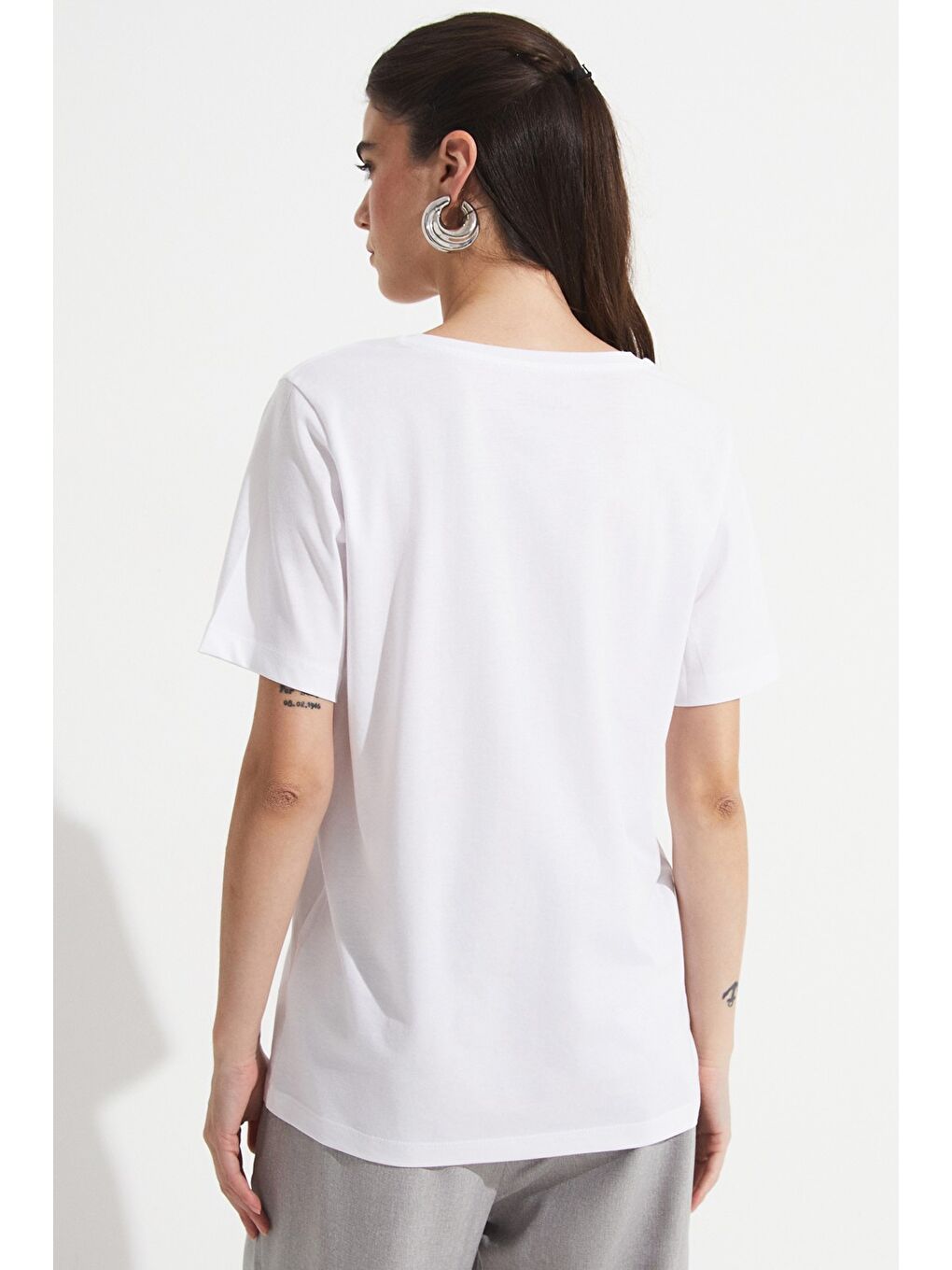 Beyaz V Yaka %100 Pamuk Basic Tişört-4