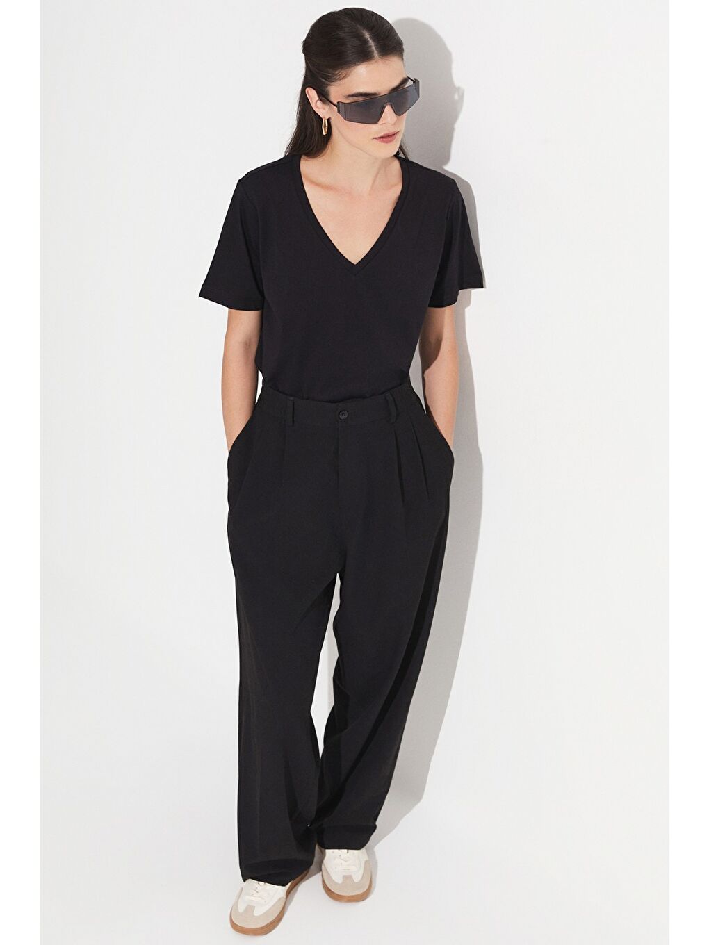 Siyah V Yaka %100 Pamuk Basic Tişört-2