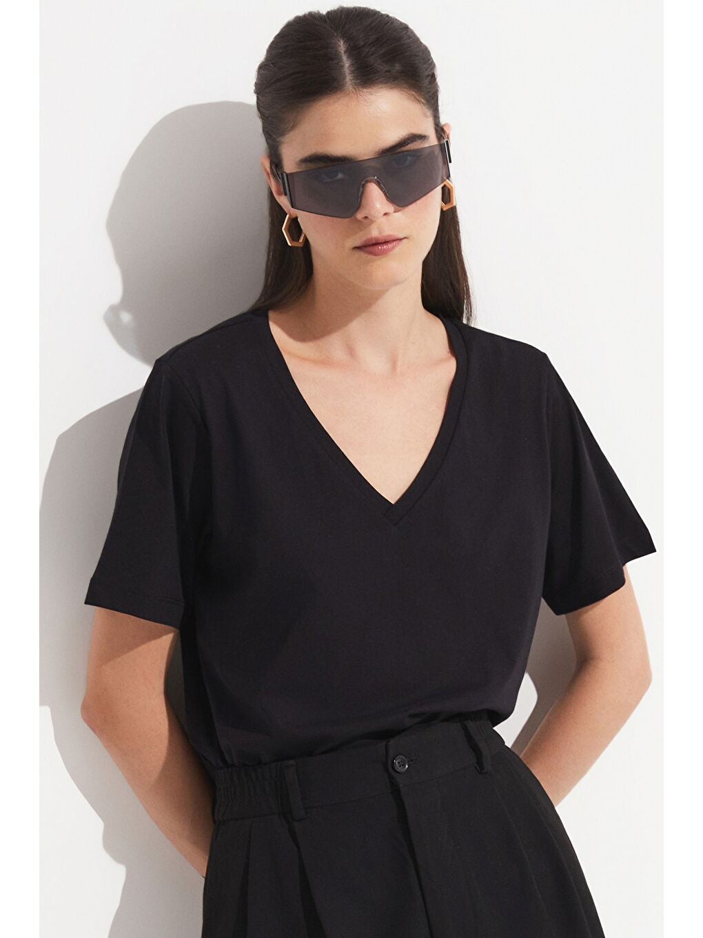 Siyah V Yaka %100 Pamuk Basic Tişört-3