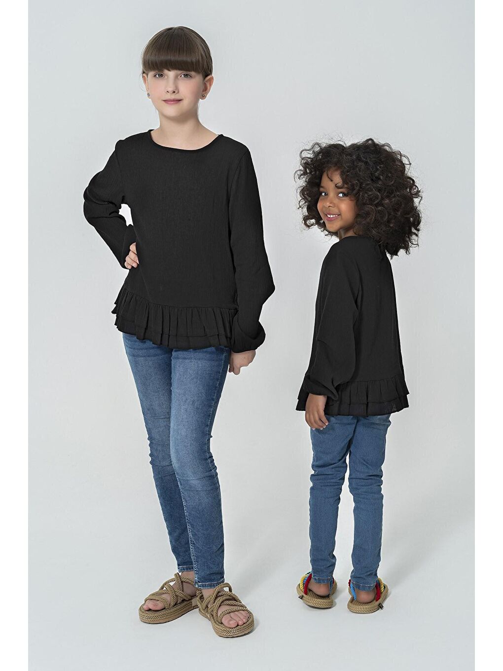 Eteği  Fır Fırlı Sırtı Düğmeli Siyah Bluz-3