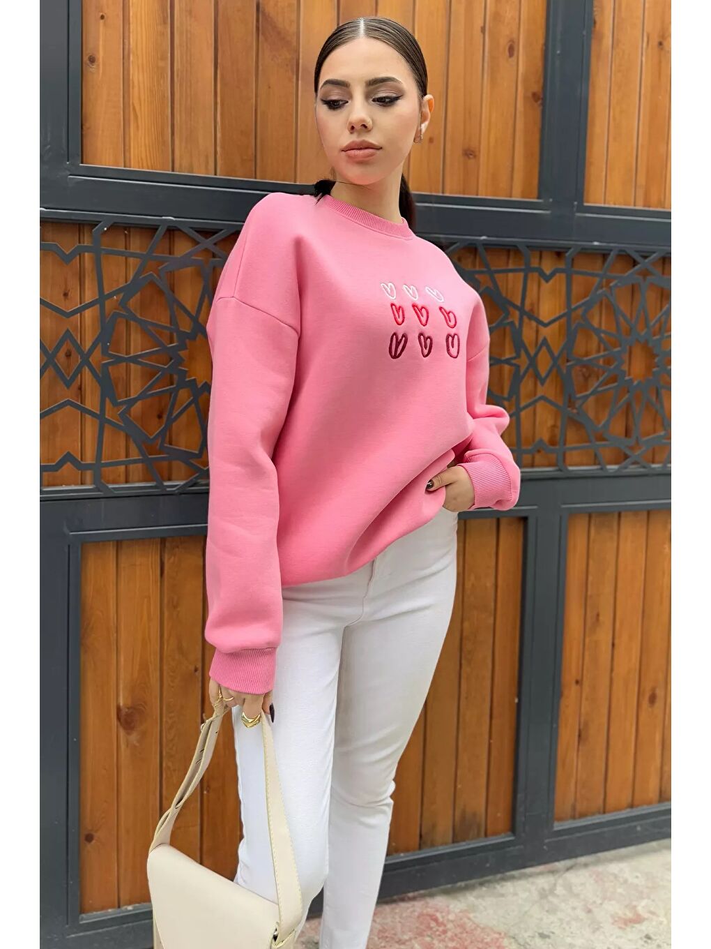 Pembe Kadın Bisiklet Yaka Kalp Nakışlı Şardonlu Sweatshirt-1