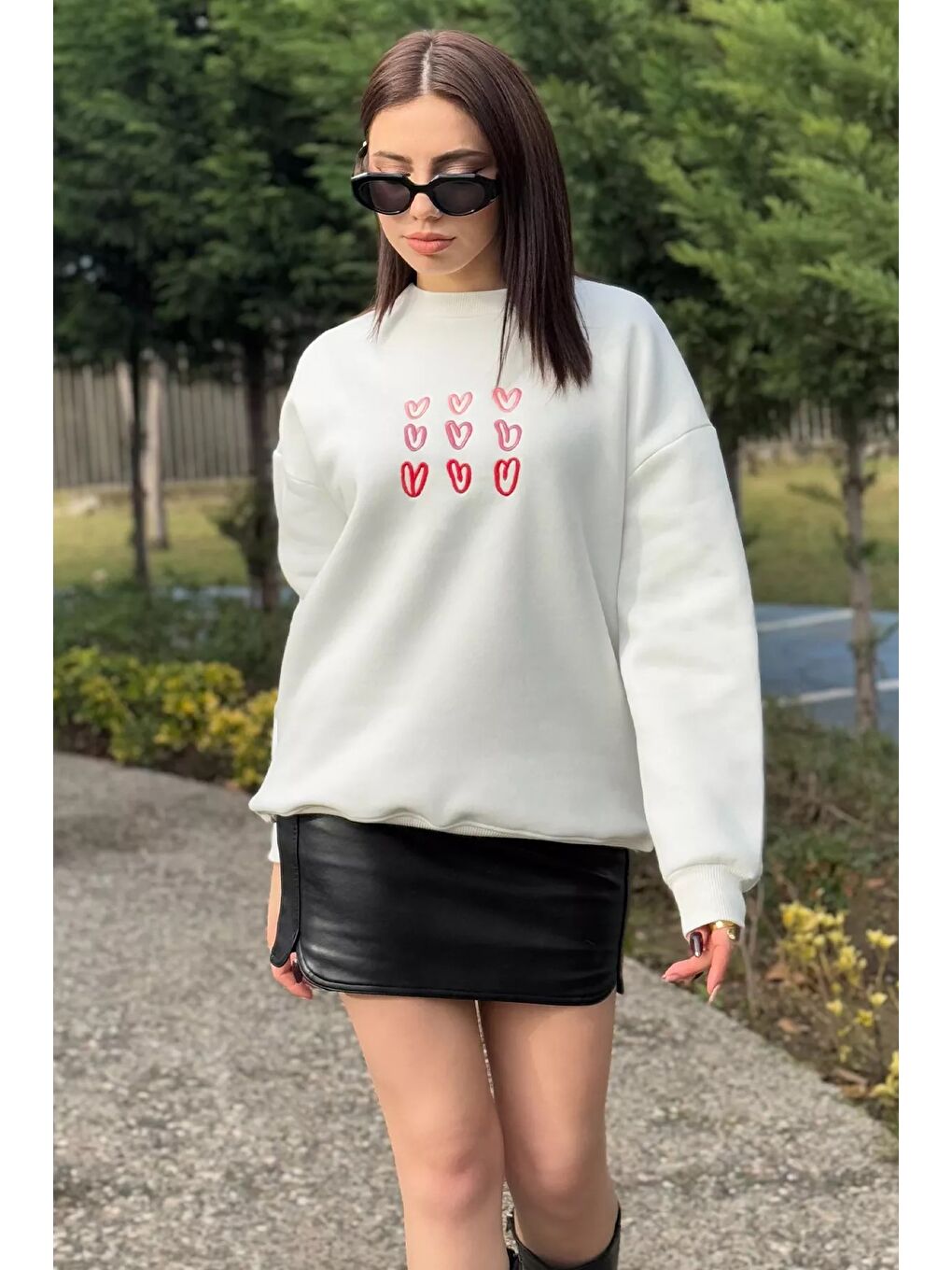 Beyaz Kadın Bisiklet Yaka Kalp Nakışlı Şardonlu Sweatshirt