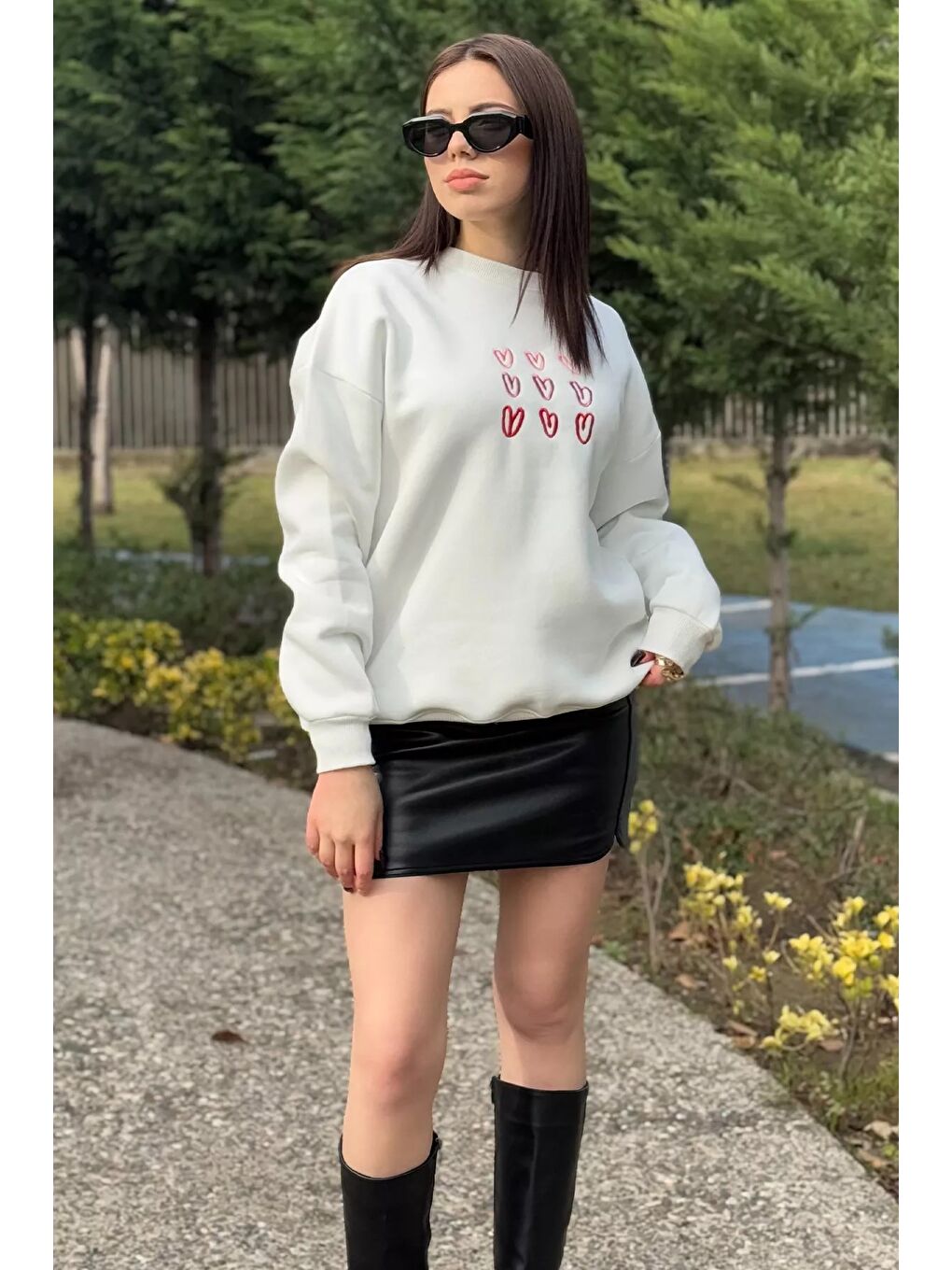 Beyaz Kadın Bisiklet Yaka Kalp Nakışlı Şardonlu Sweatshirt-1