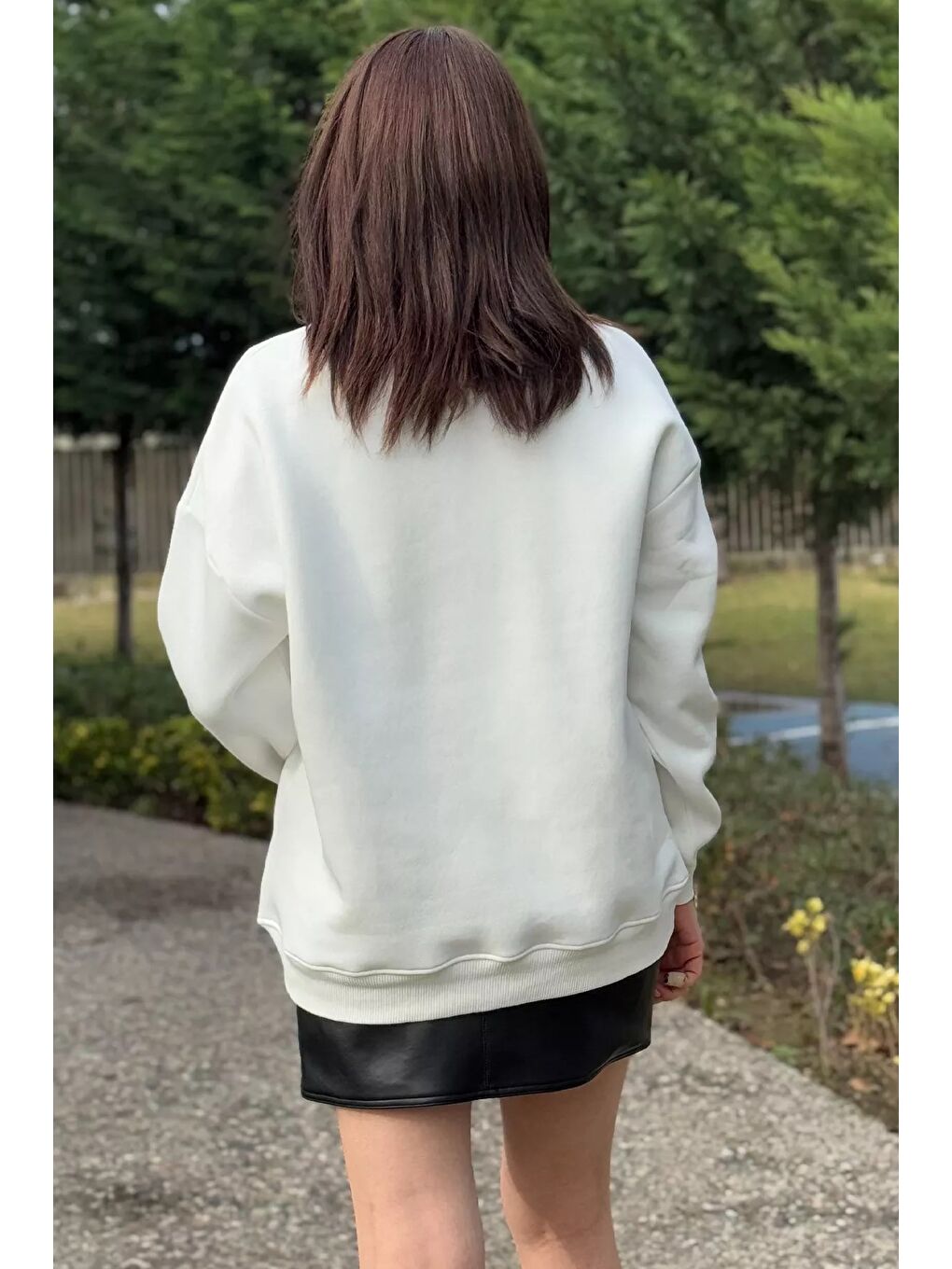 Beyaz Kadın Bisiklet Yaka Kalp Nakışlı Şardonlu Sweatshirt-3