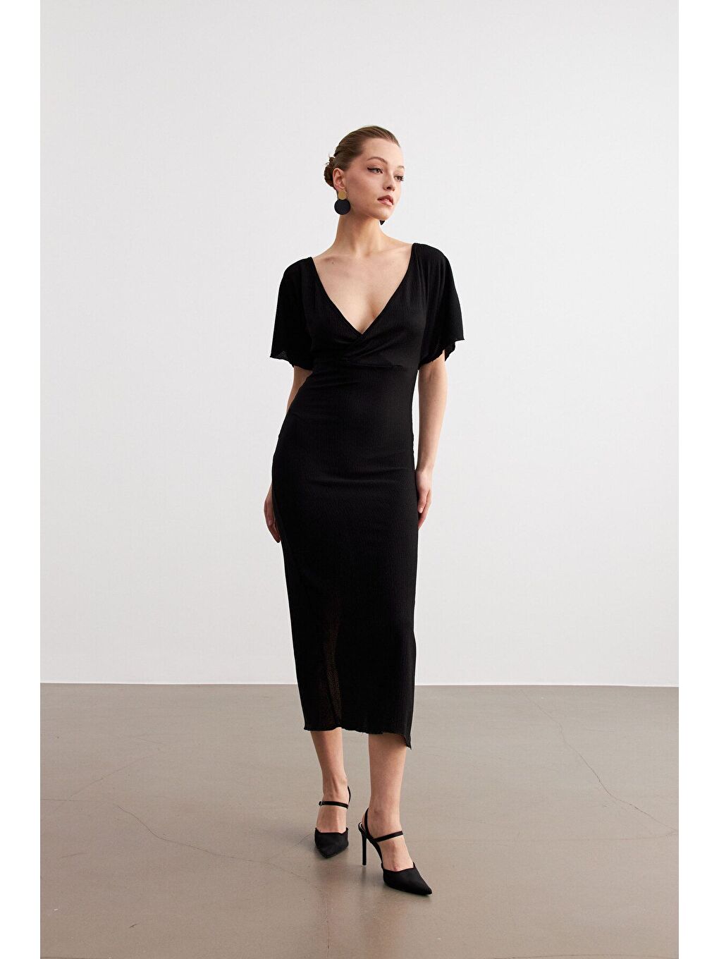 Kadın Siyah Kruvaze Yaka Yırtmaçlı Krinkıl Maxi Elbise-2