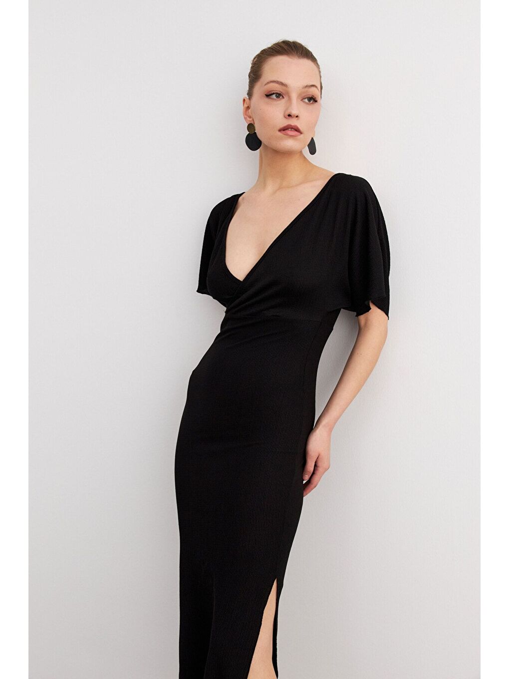 Kadın Siyah Kruvaze Yaka Yırtmaçlı Krinkıl Maxi Elbise