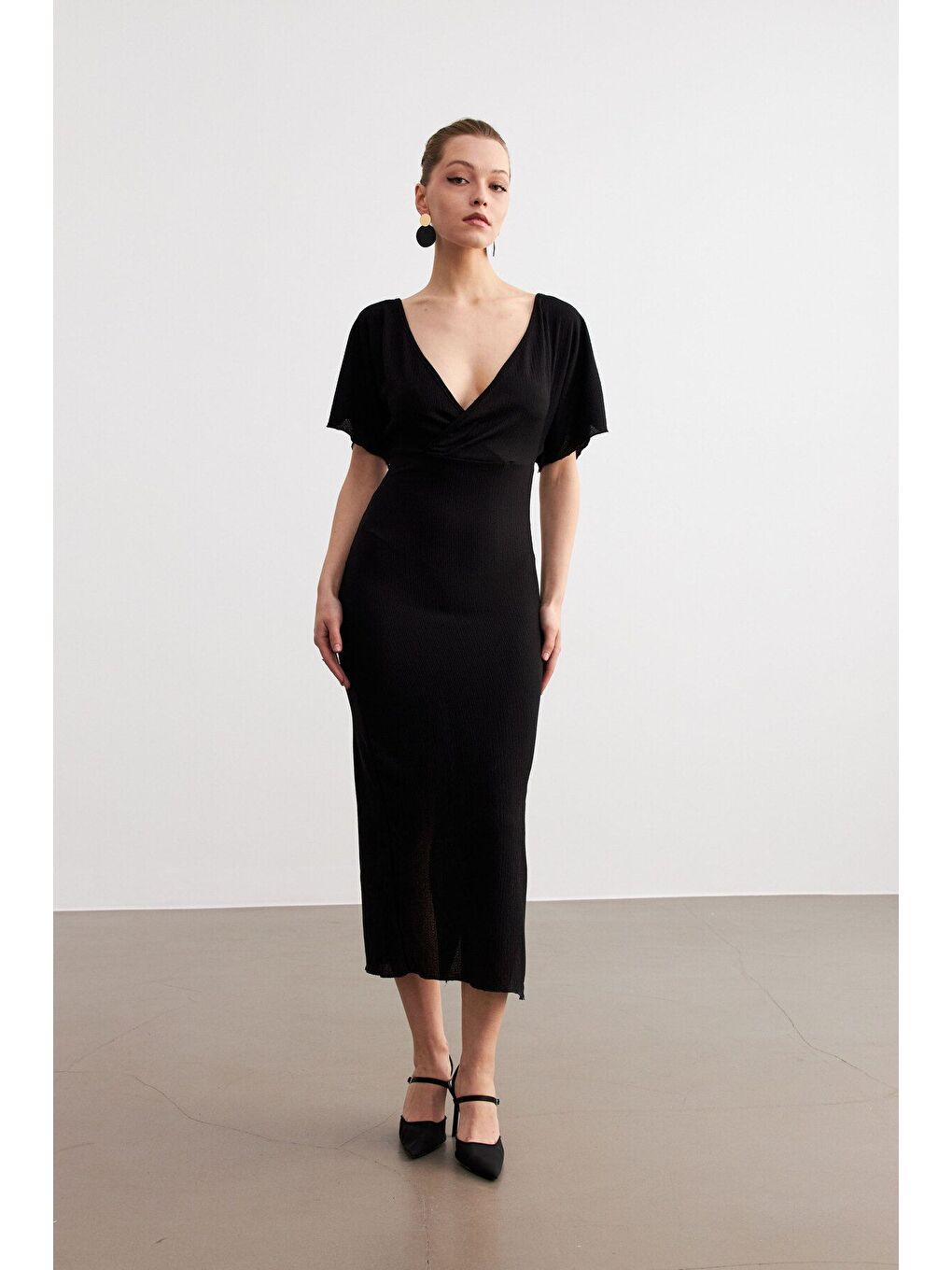 Kadın Siyah Kruvaze Yaka Yırtmaçlı Krinkıl Maxi Elbise-1