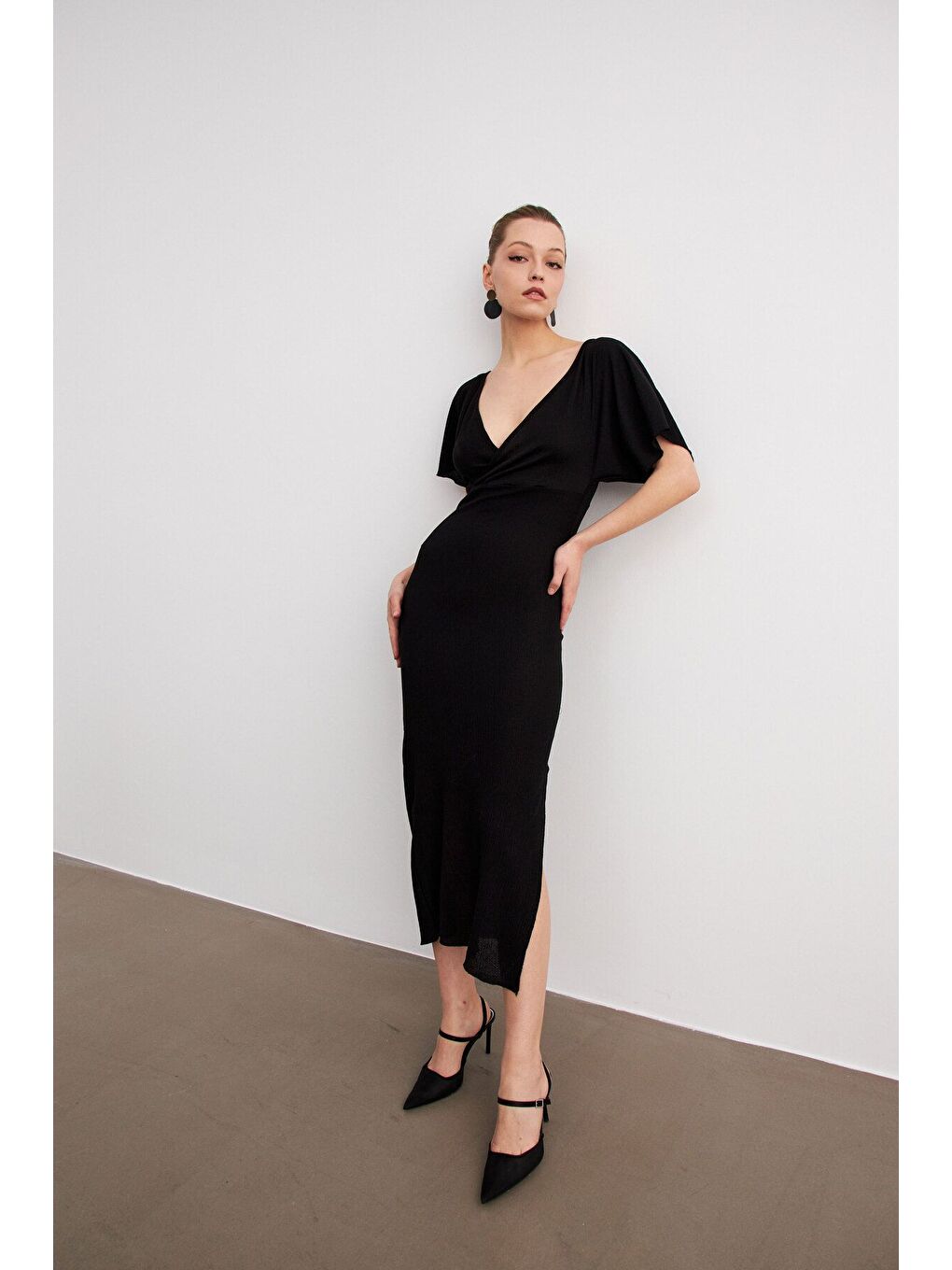 Kadın Siyah Kruvaze Yaka Yırtmaçlı Krinkıl Maxi Elbise-3