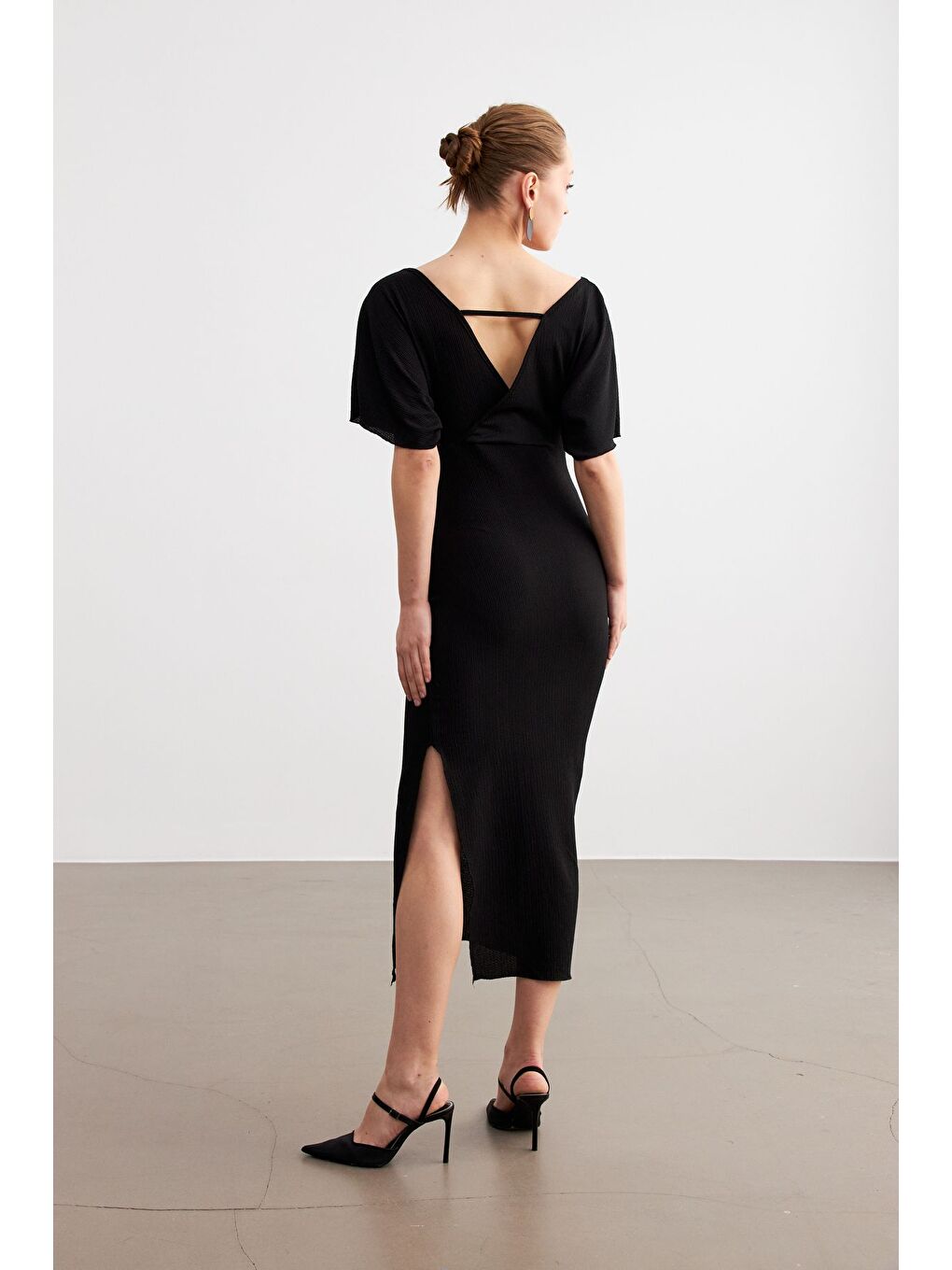 Kadın Siyah Kruvaze Yaka Yırtmaçlı Krinkıl Maxi Elbise-4