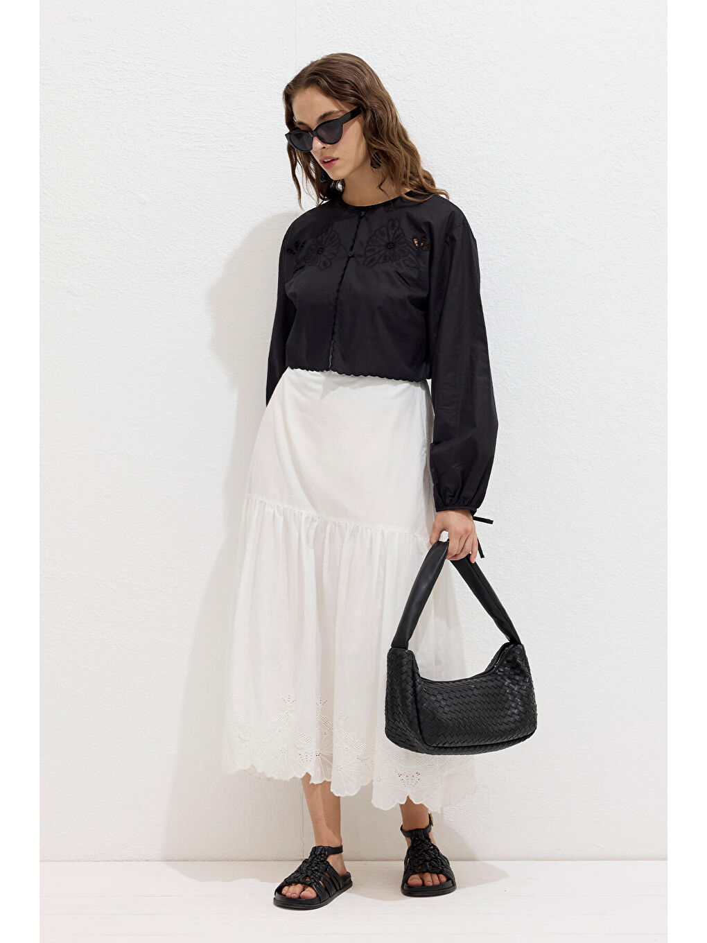 Nakış İşlemeli Bağcıklı Bluz Siyah-1