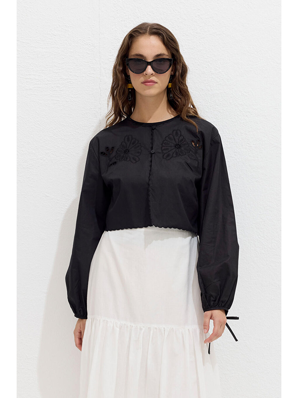 Nakış İşlemeli Bağcıklı Bluz Siyah-2