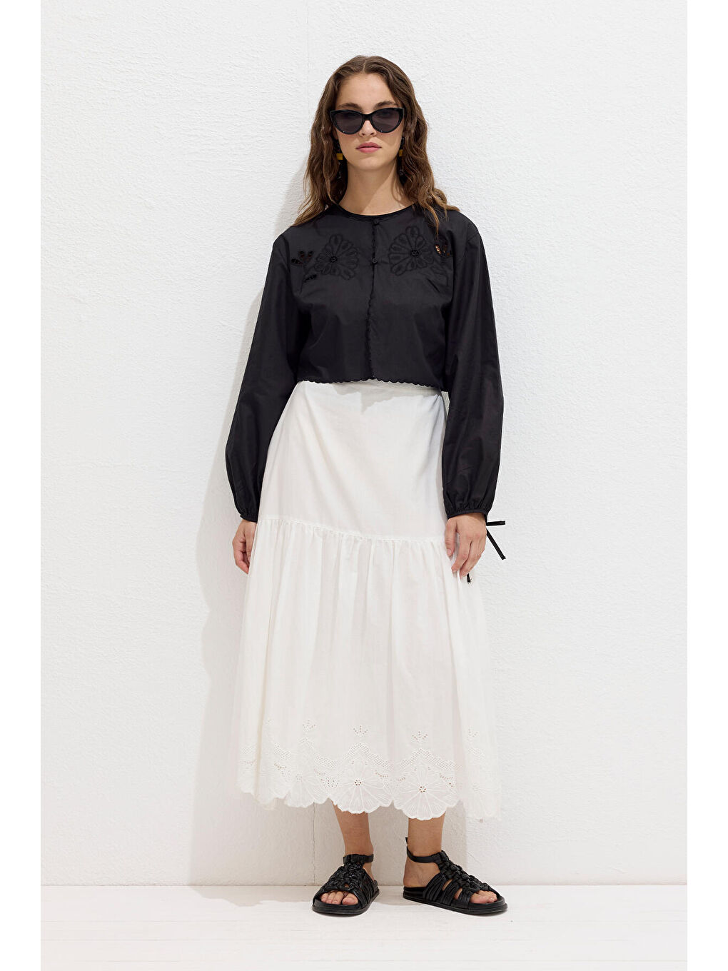 Nakış İşlemeli Bağcıklı Bluz Siyah-4