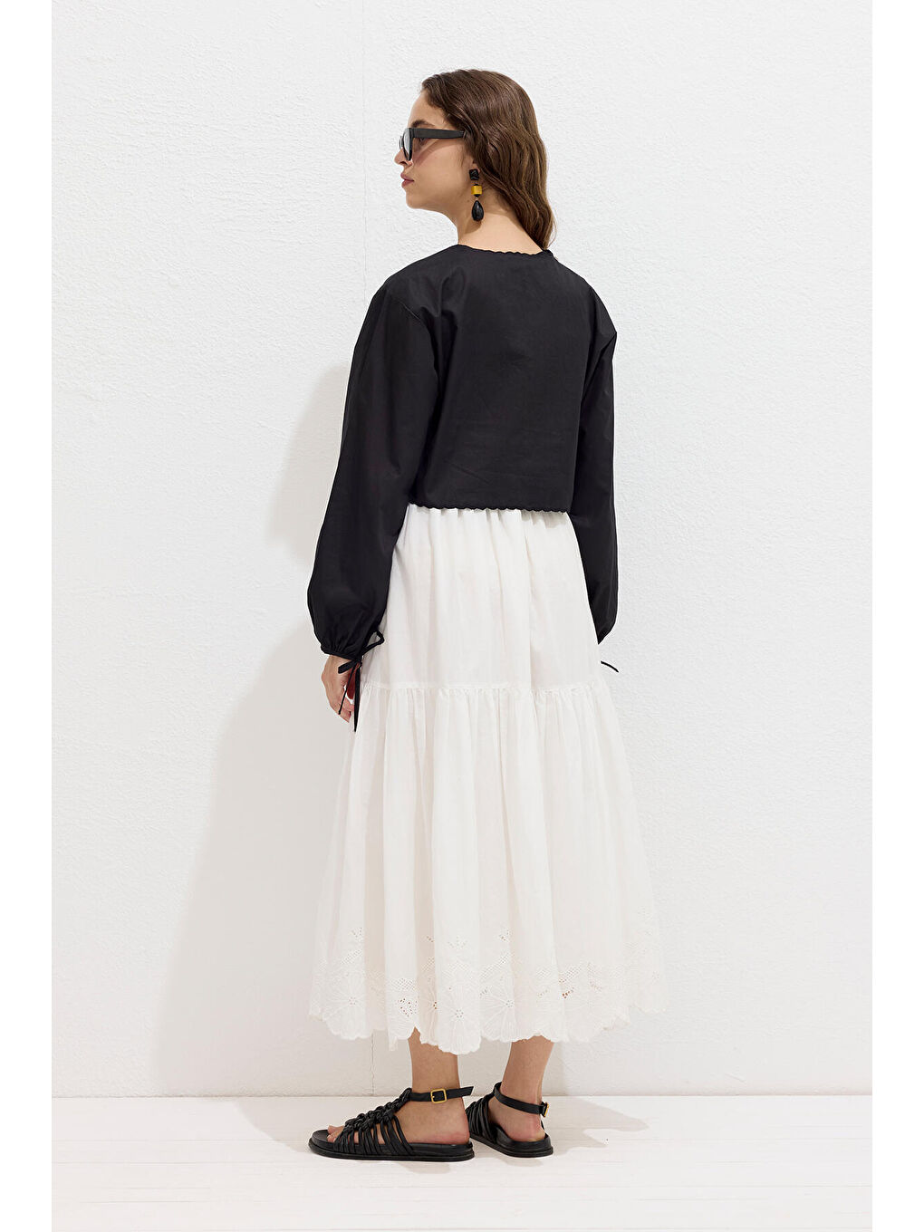 Nakış İşlemeli Bağcıklı Bluz Siyah-5