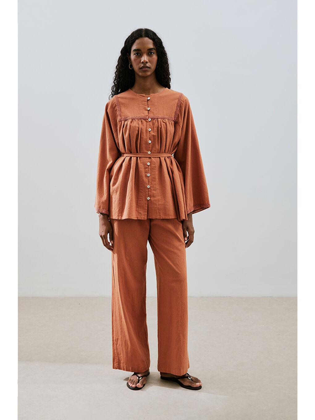 Kahverengi Dokulu Bağlamalı Pantolon Tarçın-1