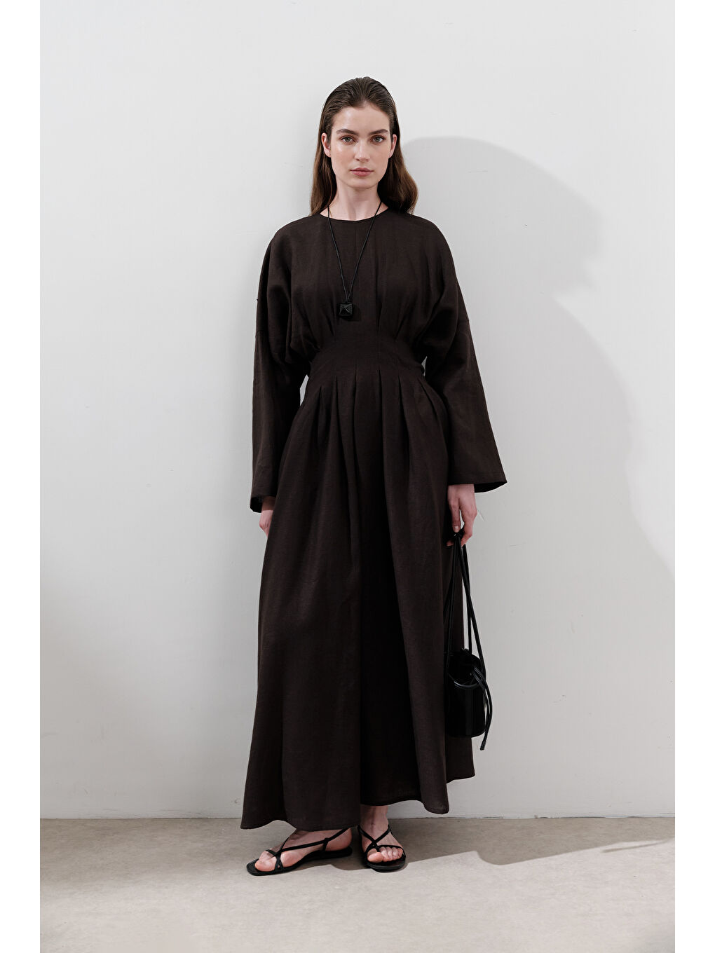 Kahverengi Keten Pile Detaylı Elbise Acı Kahve