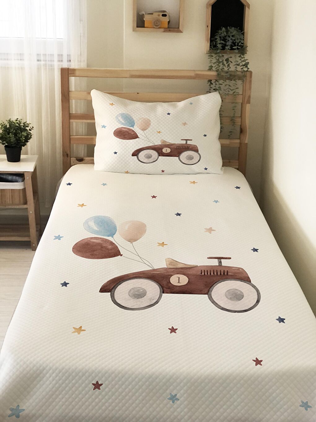 Karışık Uçan Balon Ve Kahverengi Antik Araba Desen Tek Kişilik Çocuk Pike Takımı 160x220 cm