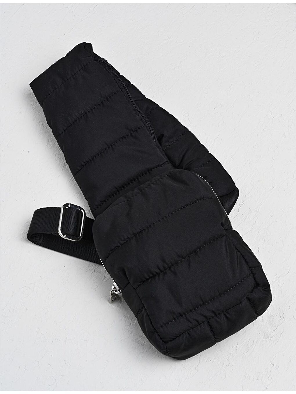 Siyah Fermuarlı Kapitoneli Çok Kullanışlı Çanta