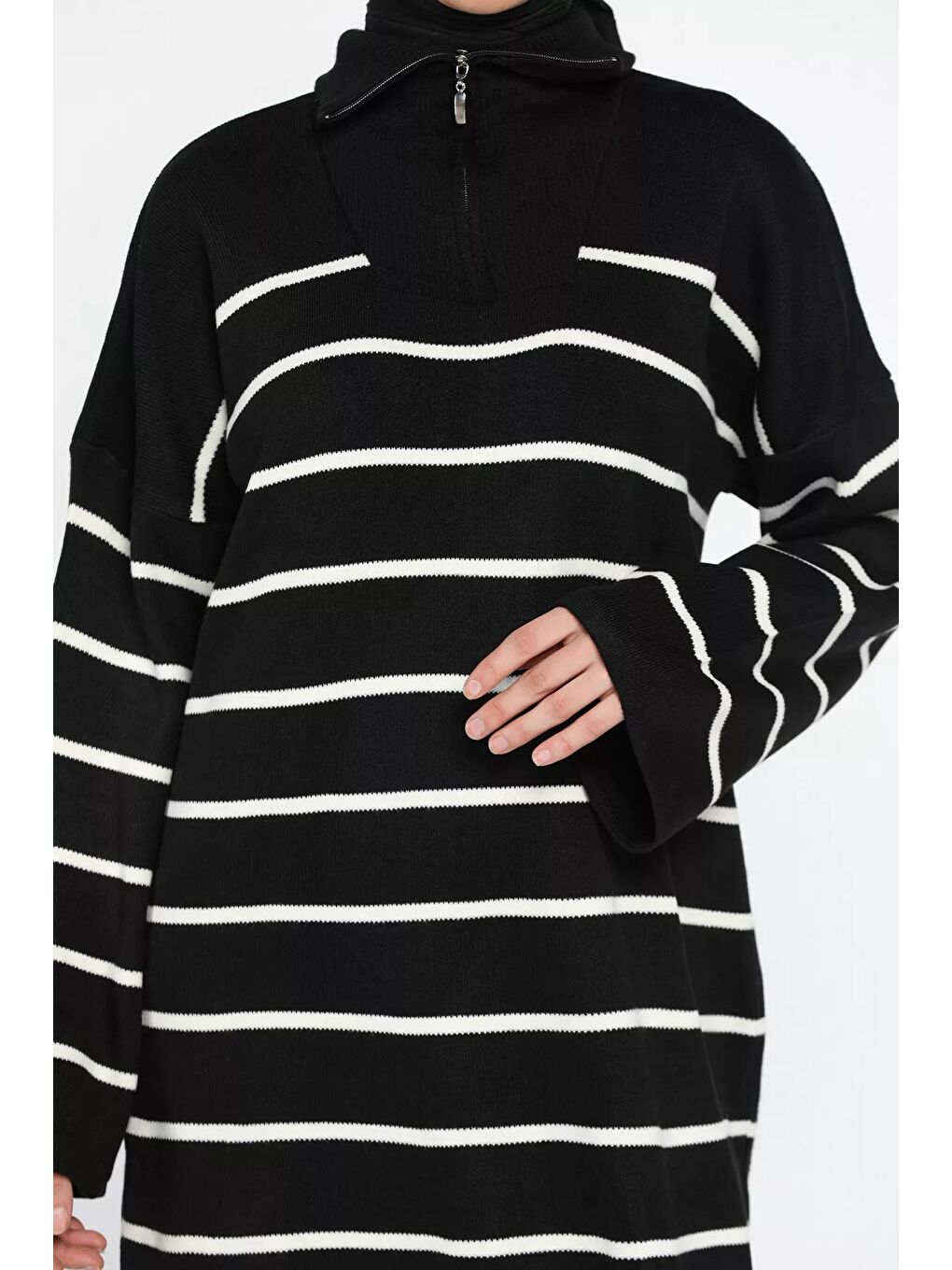 Siyah Ön Fermuarlı Çizgili Tesettür Triko Elbise-7