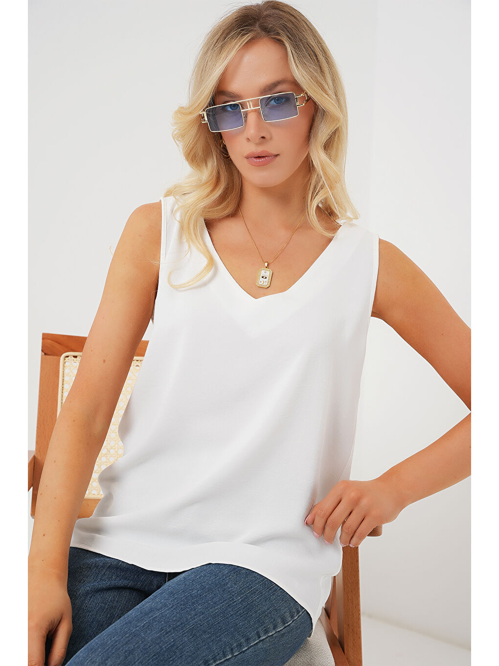 V Yaka Sıfır Kol Bluz 950 - Beyaz-1