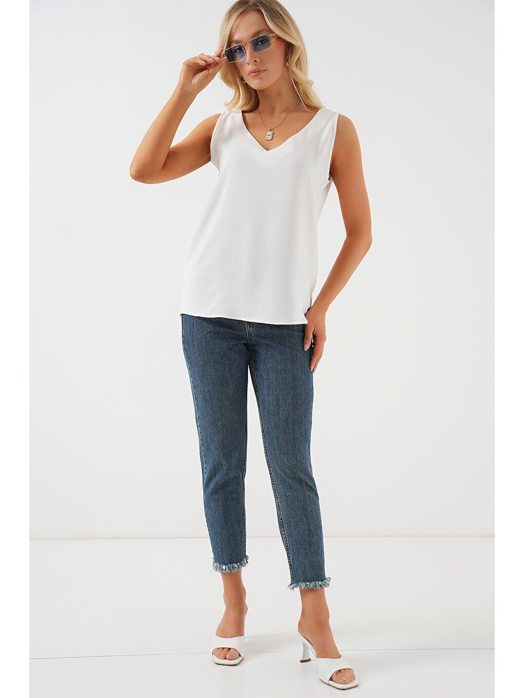 V Yaka Sıfır Kol Bluz 950 - Beyaz-2