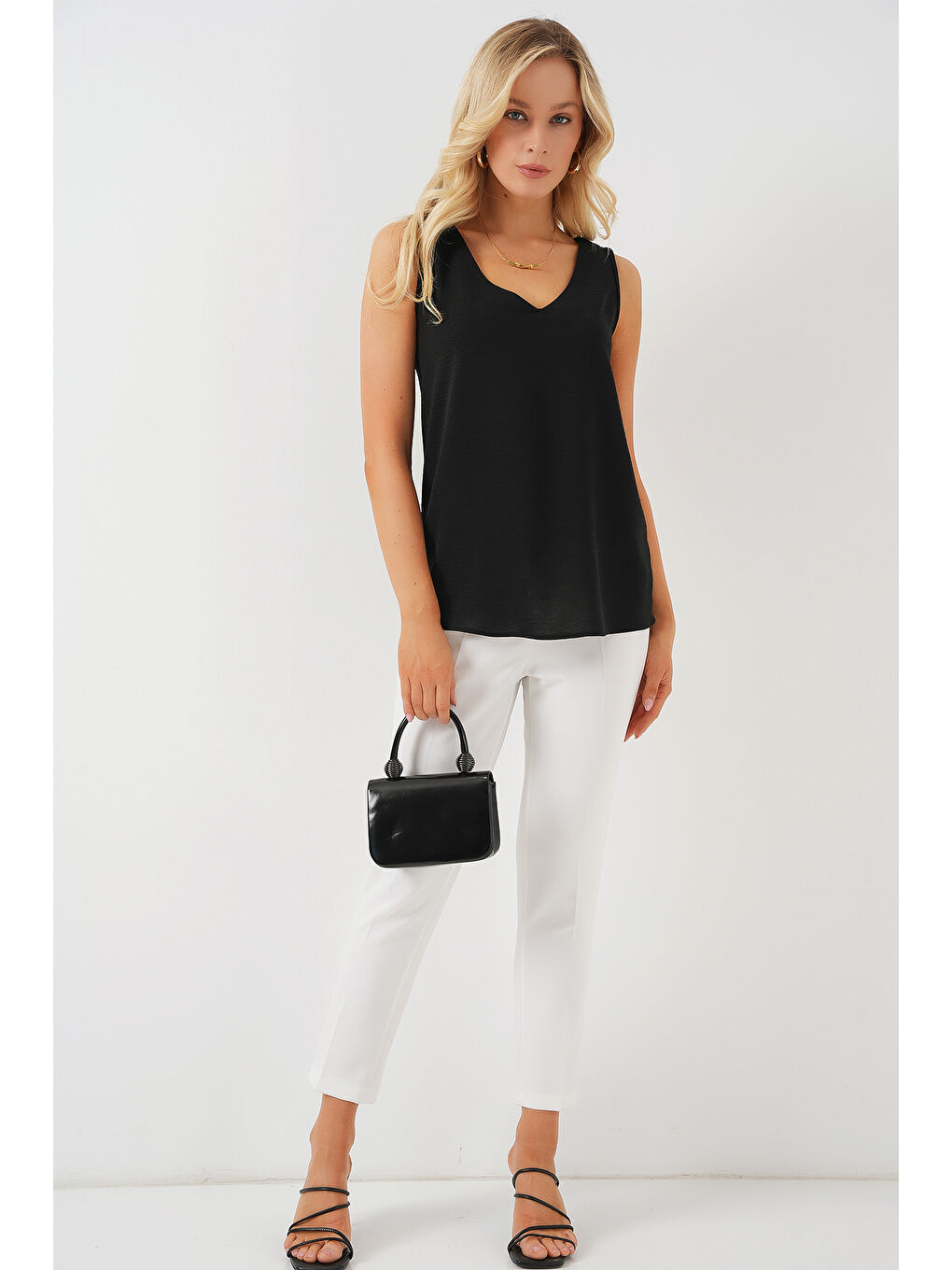 V Yaka Sıfır Kol Bluz 950 - Siyah-1