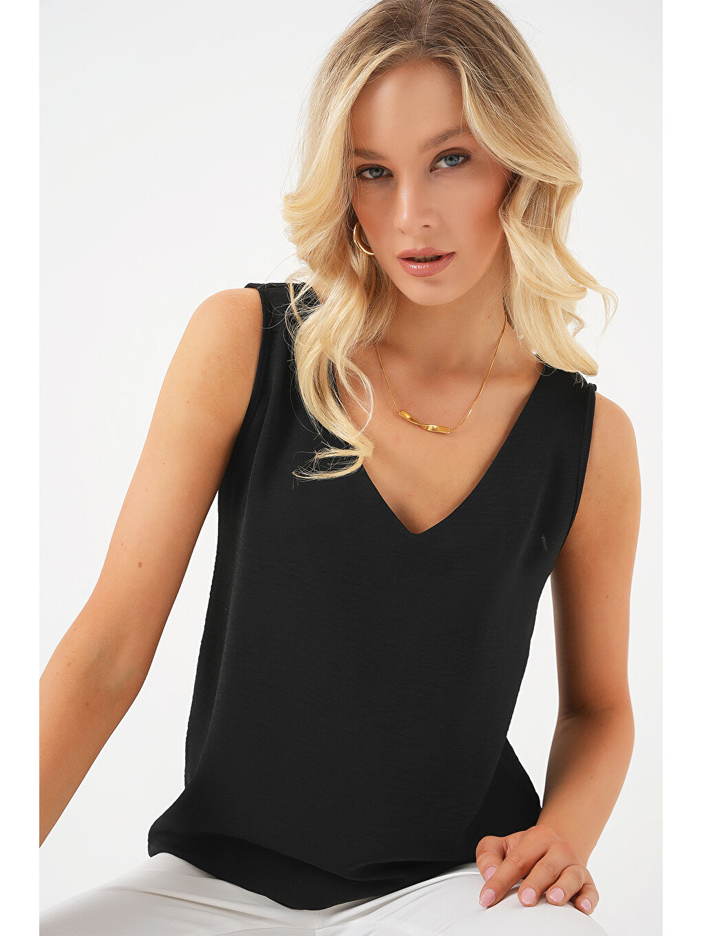 V Yaka Sıfır Kol Bluz 950 - Siyah-2