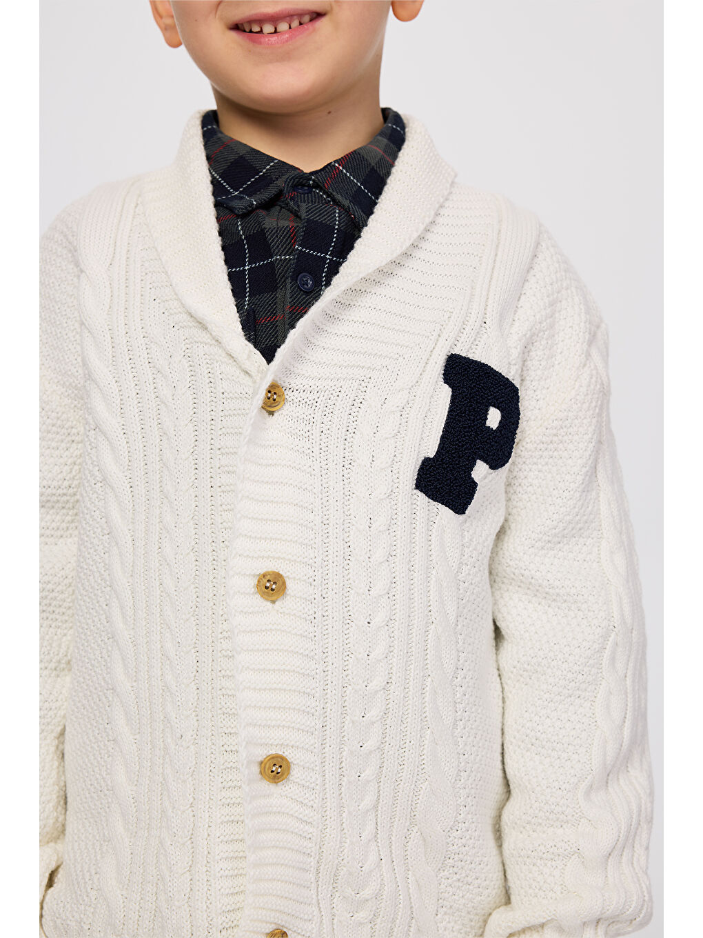 Erkek Çocuk Düğmeli Harf Detaylı Ekru Hırka-1