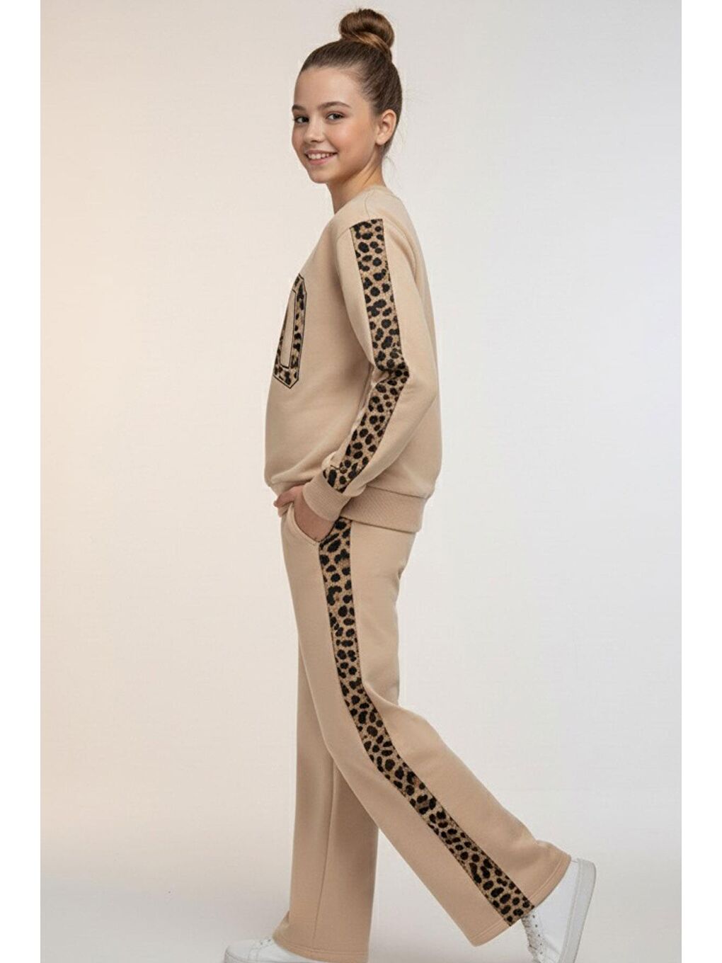Kız Çocuk Eşofman Takımı Yazı Nakışlı Kenarları Leopar Desenli Bej (8-14 Yaş)-1