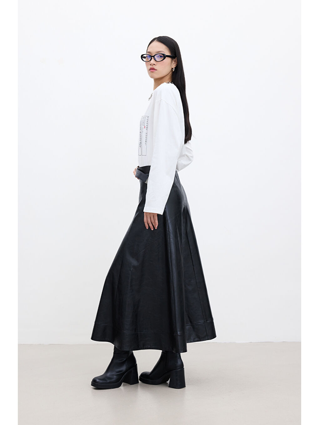 Geniş Kesim Deri Etek Siyah-2