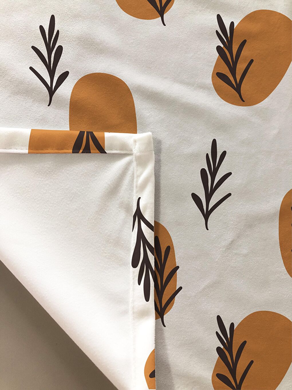 Karışık Yaprak Desenli 140x200 Süet Masa Örtüsü-1