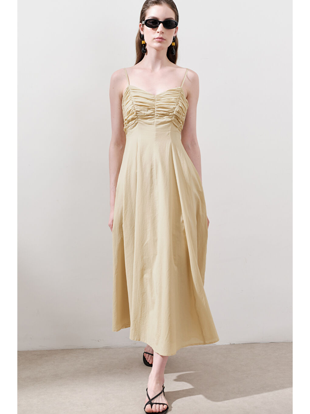 Büzgü Detaylı Askılı Elbise Pastel Sarı