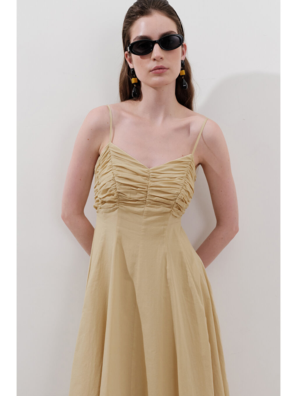 Büzgü Detaylı Askılı Elbise Pastel Sarı-2