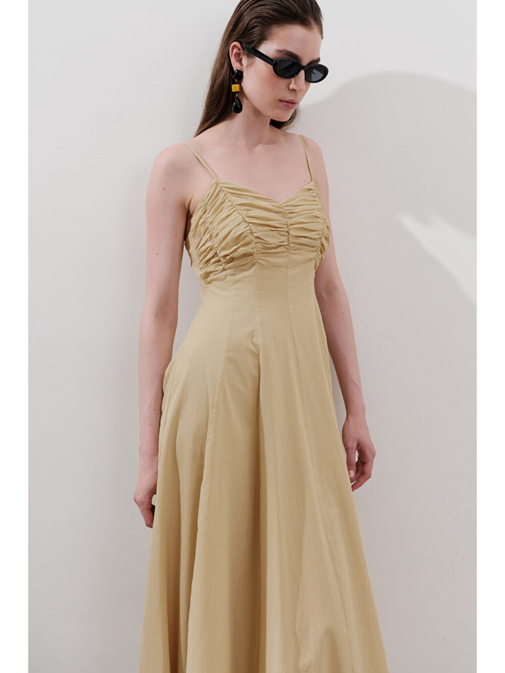 Büzgü Detaylı Askılı Elbise Pastel Sarı-3