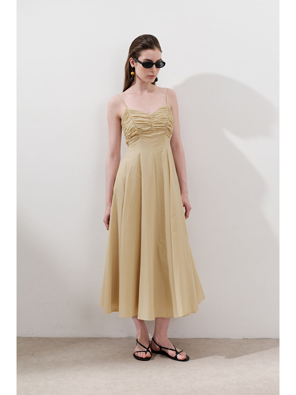 Büzgü Detaylı Askılı Elbise Pastel Sarı-4
