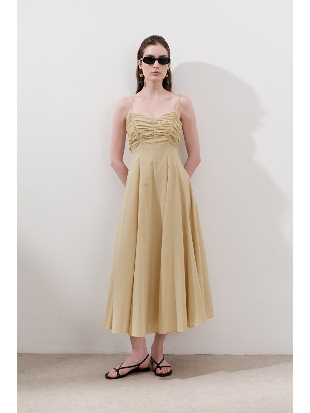 Büzgü Detaylı Askılı Elbise Pastel Sarı-5