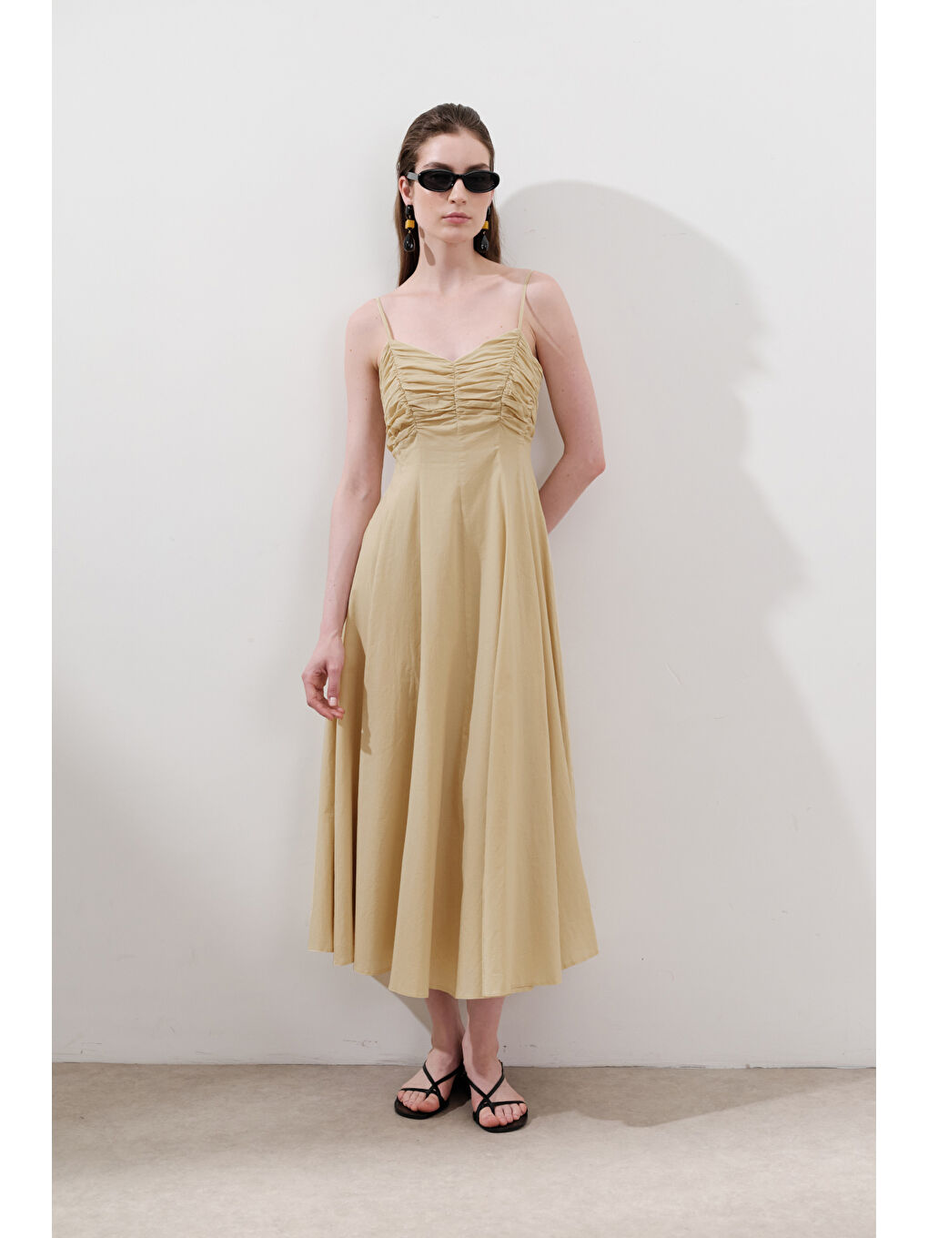 Büzgü Detaylı Askılı Elbise Pastel Sarı-6