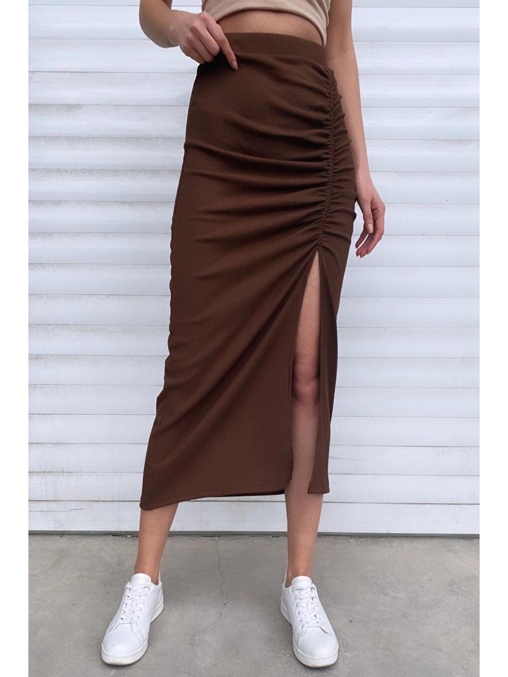 Kahverengi Derin Yırtmaçlı Elastanlı Büzgülü Kalem Etek