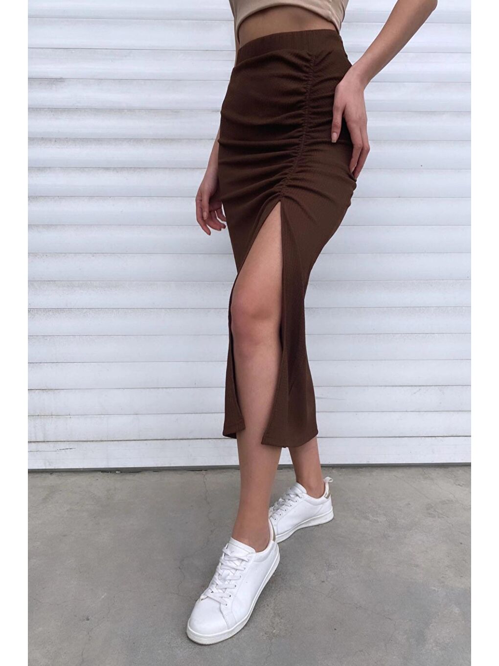 Kahverengi Derin Yırtmaçlı Elastanlı Büzgülü Kalem Etek-1