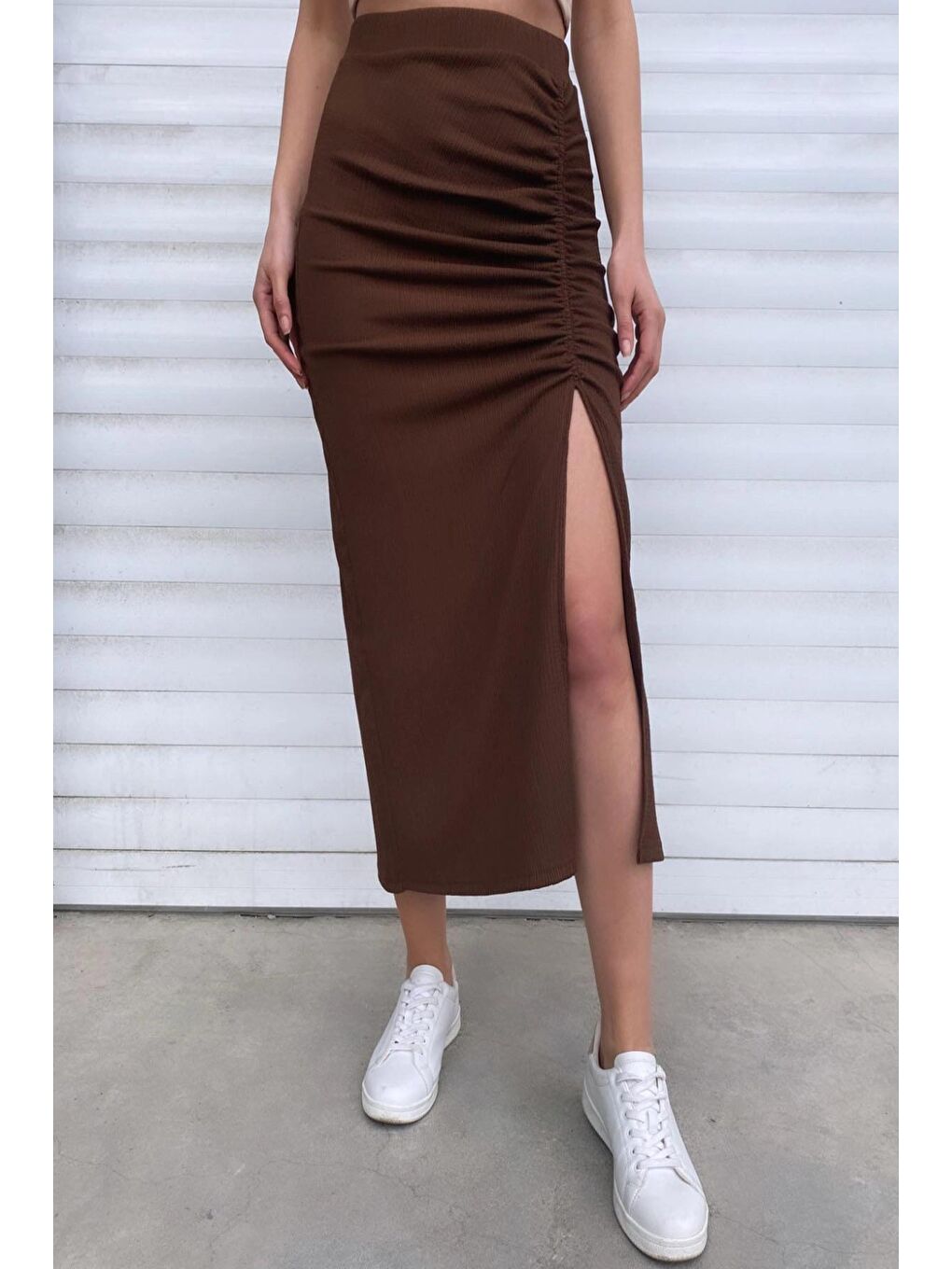 Kahverengi Derin Yırtmaçlı Elastanlı Büzgülü Kalem Etek-2