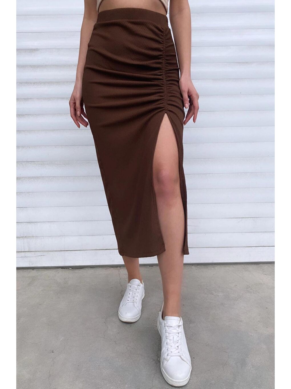 Kahverengi Derin Yırtmaçlı Elastanlı Büzgülü Kalem Etek-3