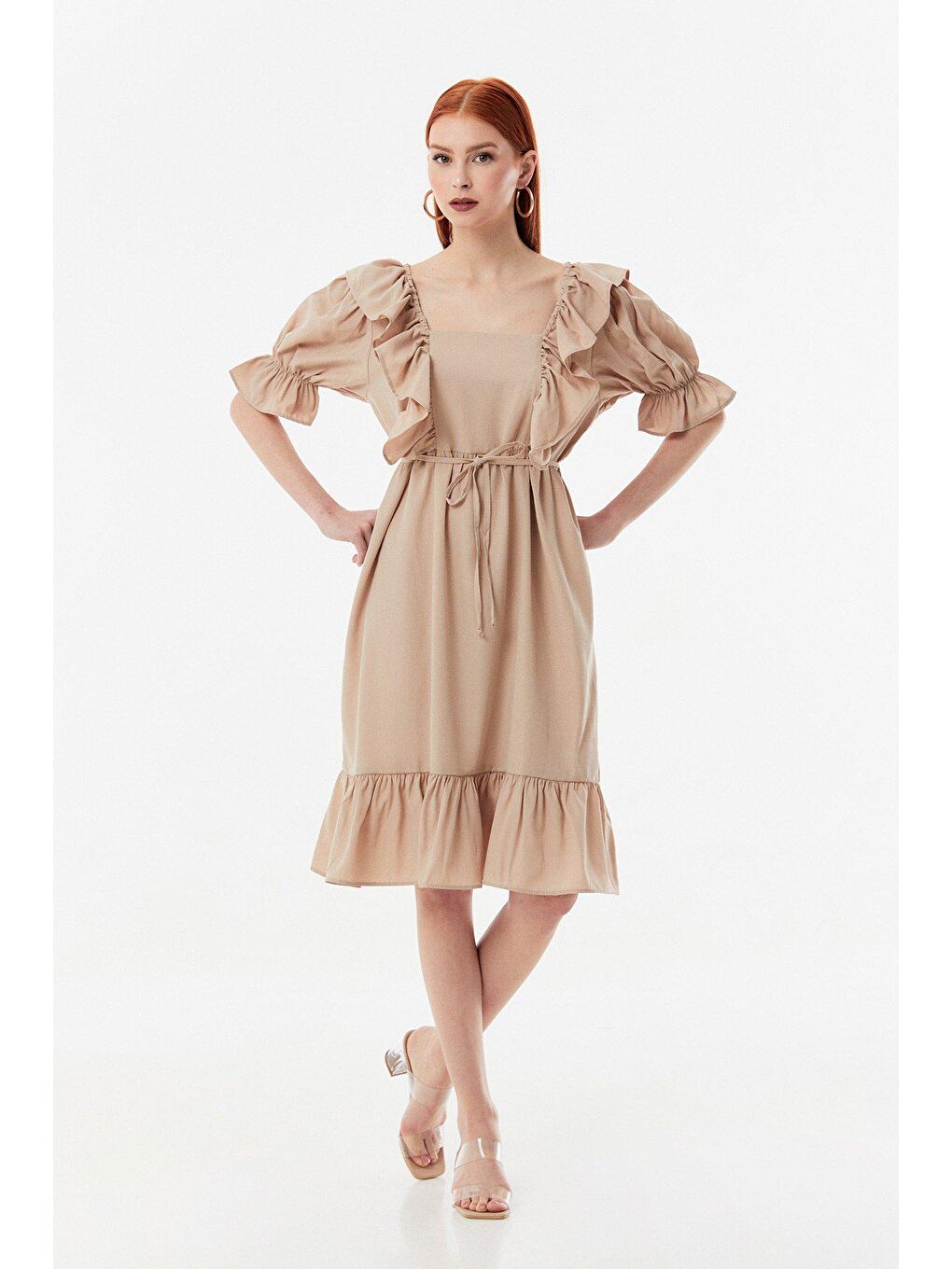 Bej Kolları ve Etek Uçları Fırfırlı Bağlamalı Elbise